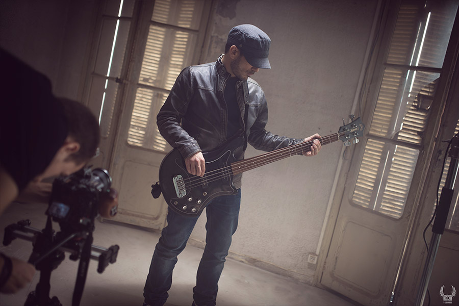 Prise du bassiste pendant le tournage d'un clip de musique à toulon pour raoul petite