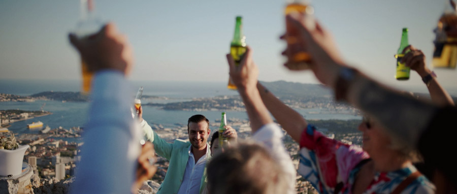 Film de Mariage rock et atypique Toulon Var Provence toast avec des bières