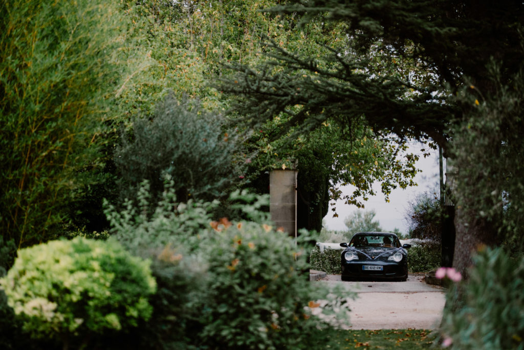 arrivée en voiture au moulin des gaffins mariage en provence