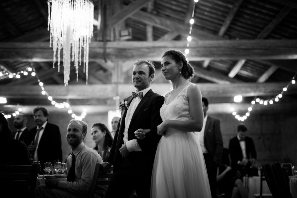 mariage au moulin des gaffins en provence noir et blanc pendant un discours