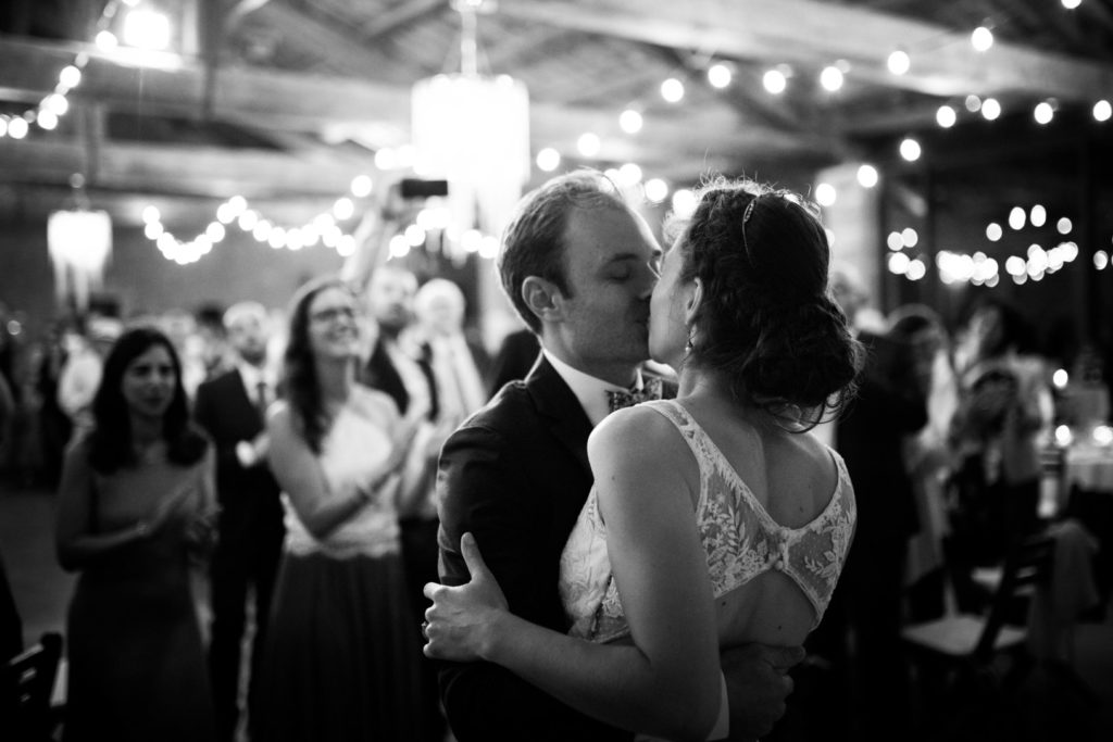 mariage au moulin des gaffins en provence noir et blanc