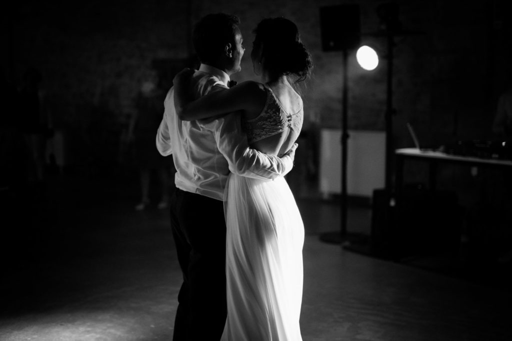 première danse pendant mariage au moulin des gaffins en provence