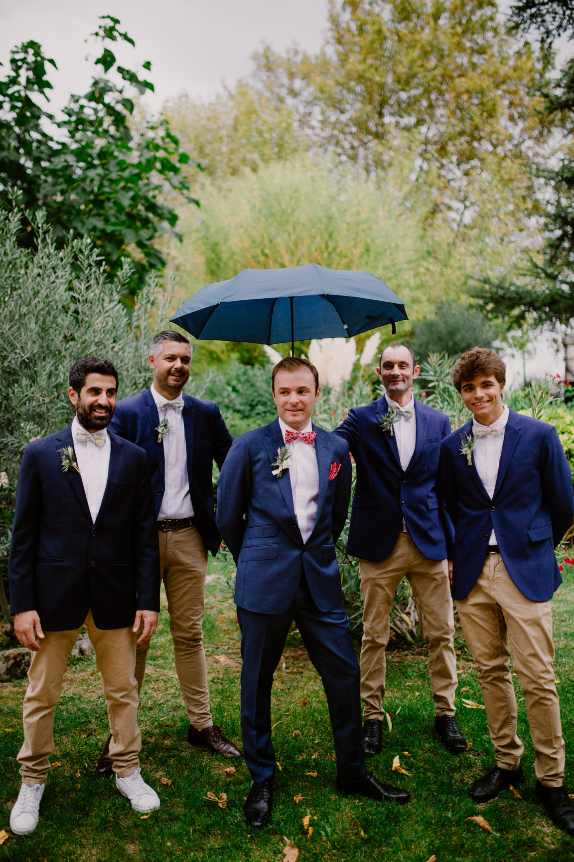 mariage en provence avec les témoins sous la pluie au moulins des gaffins