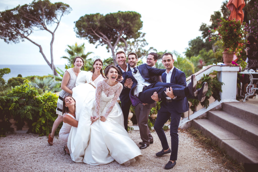 photo de groupe lors d'un mariage aux pins penchés à toulon