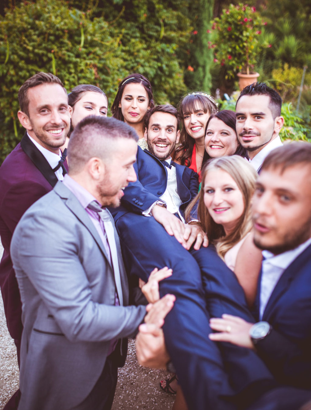 mariage-pins-penches-13 photo de groupe pour un mariage aux pins penchés à toulon avec les invités
