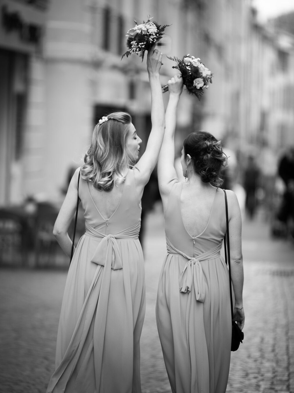 mariage-real-plantain-aix-18 les demoiselles d'honneur mènent le cortège depuis la mairie d'aix en provence jusqu'au pavillon vendome