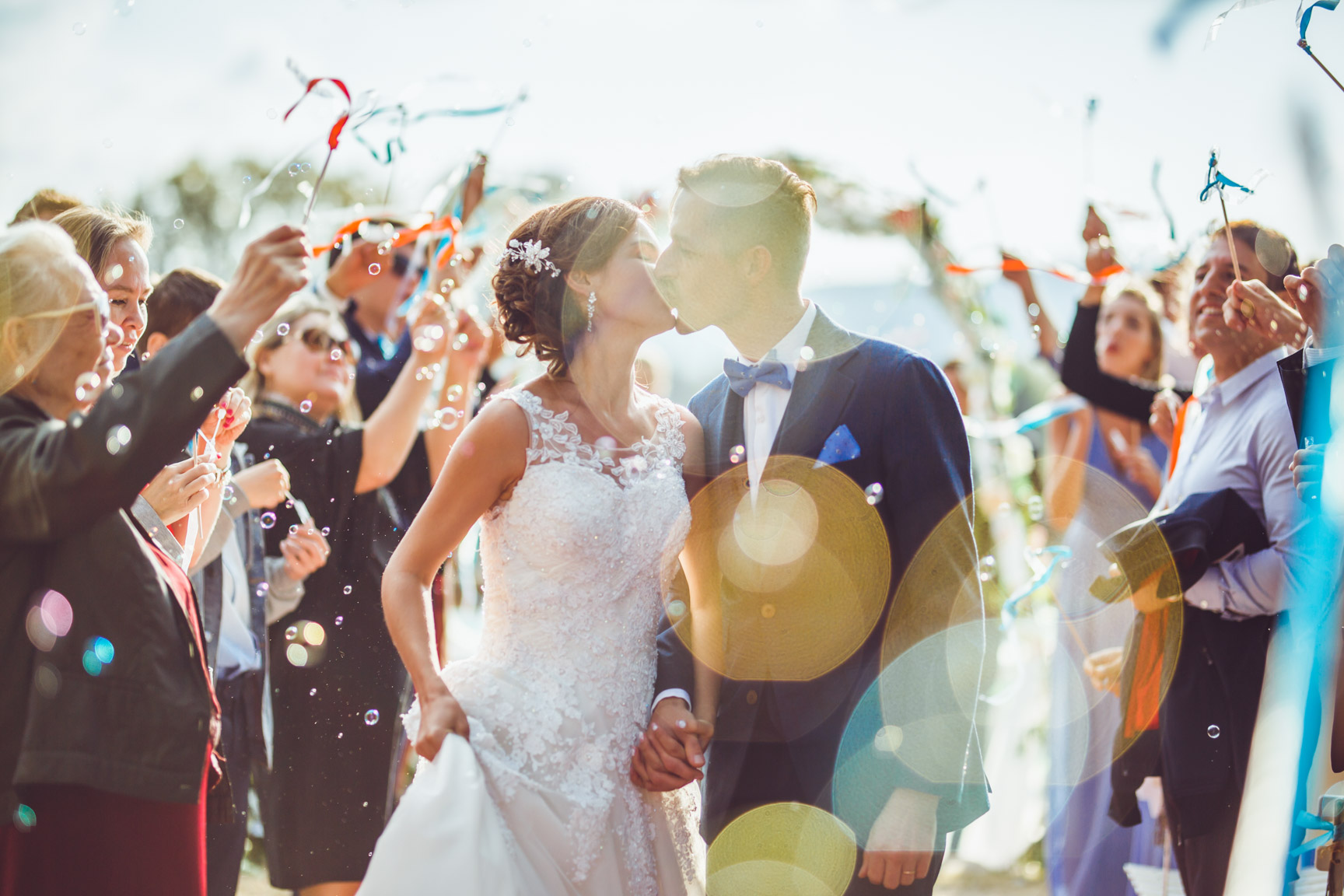 un baiser immortalisé par the birdies photographe de mariage en provence