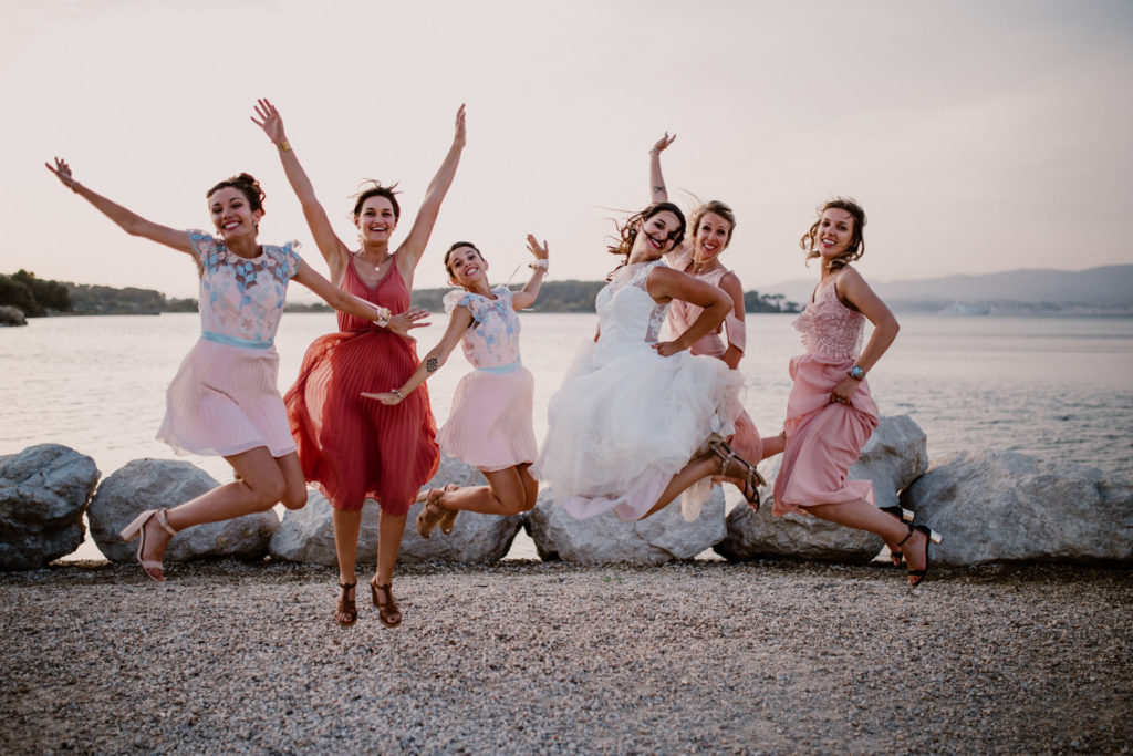 la mariée et ses témoins sautent en l'air pour leur mariage à six-fours-les-plages