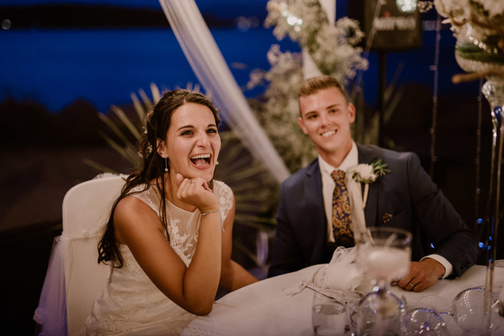 photo de joie de la mariée lors du discours de sa mère pendant son mariage à six-fours-les-plages