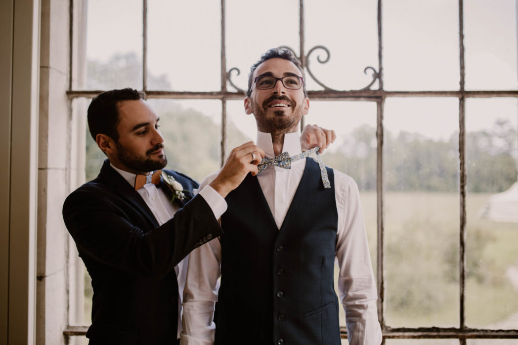 le mariée met son noeud papillon pour son mariage à avignon