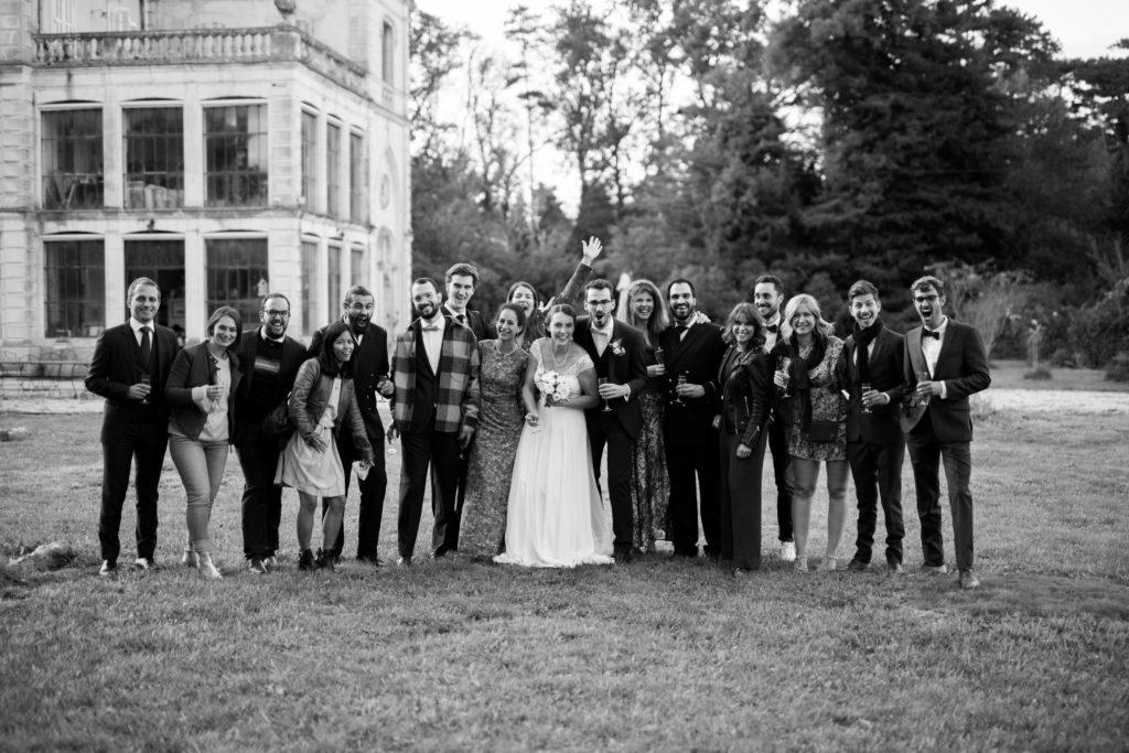 photo de groupe lors d'un mariage en provence