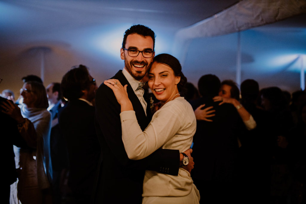 mariés heureux pour leur mariage au thor