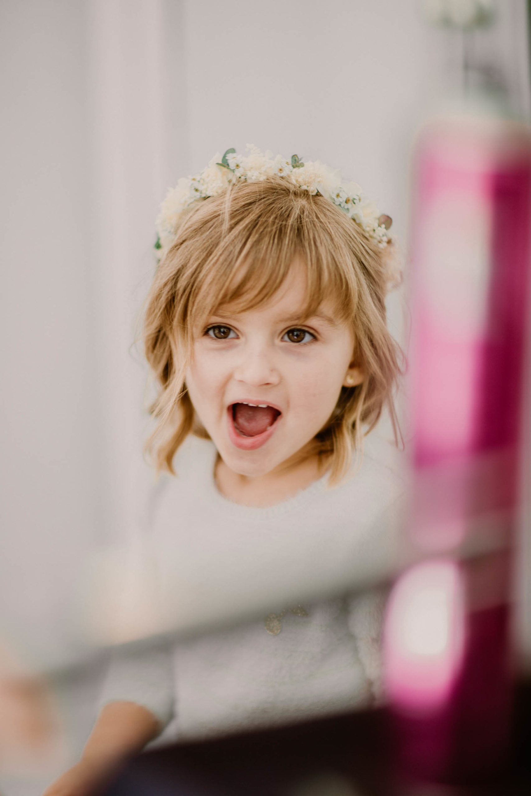 grimace enfant portrait mariage couronne de fleurs