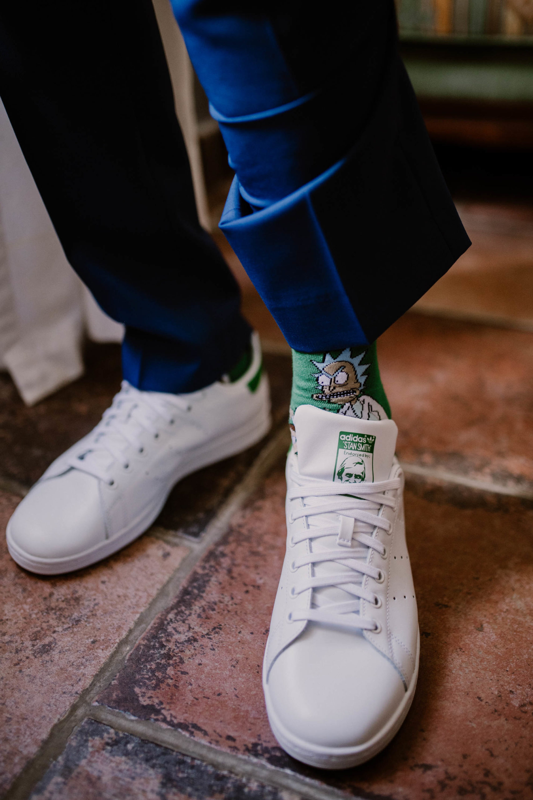 stan smith et chaussettes rick&morty pour un mariage