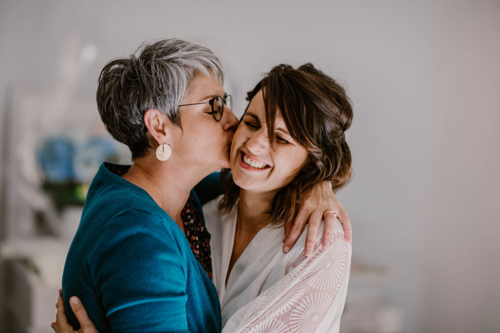 la maman de la mariée embrasse sa fille