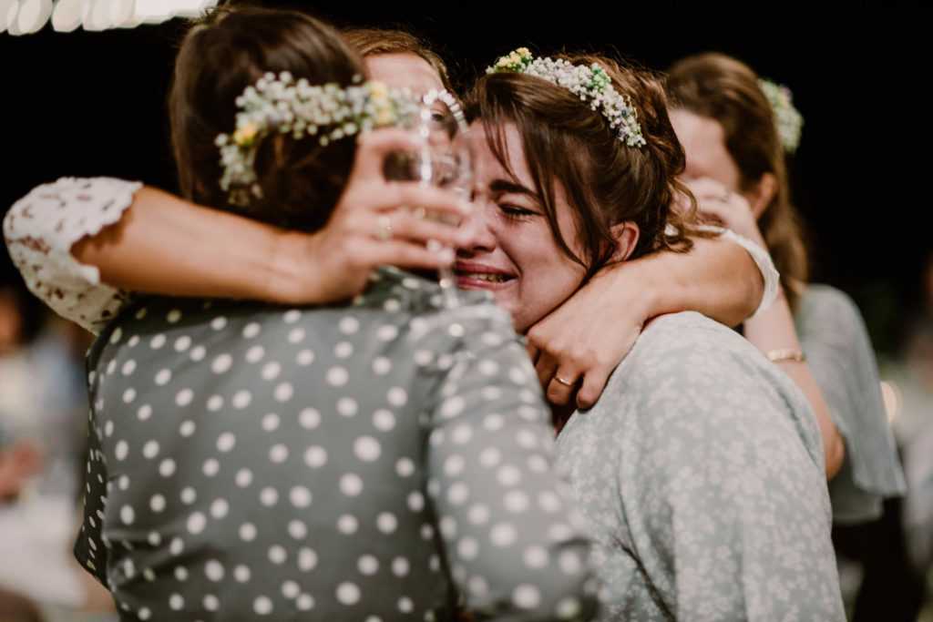 les témoins pleurent avec la mariée