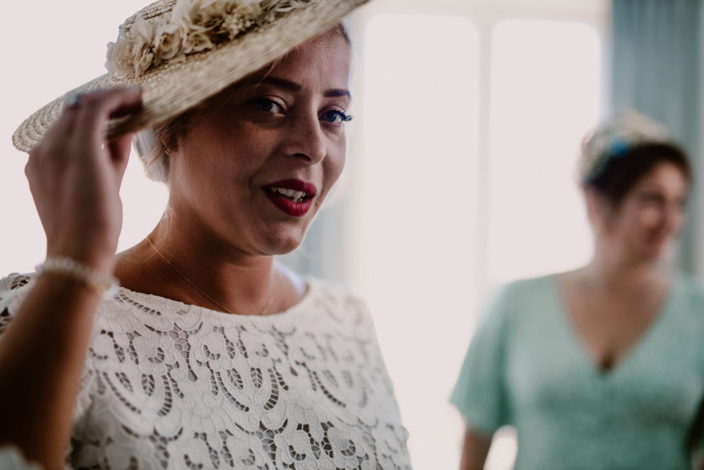 la mariée et son chapeau pour son mariage à nice