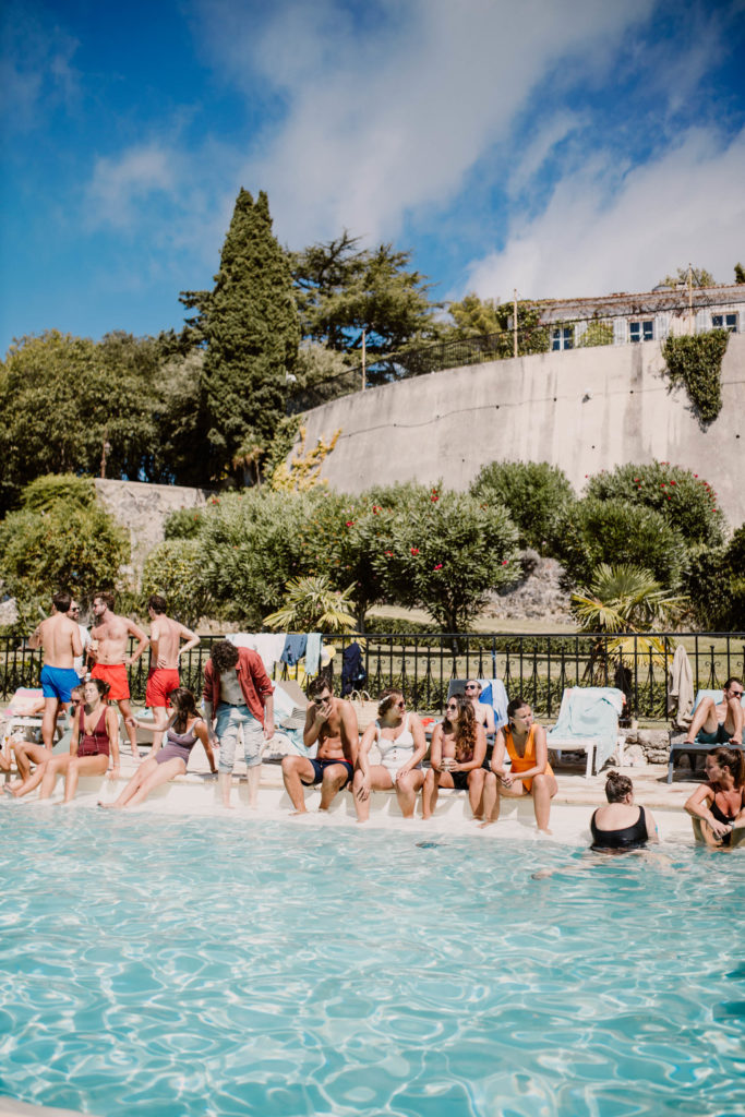 brunch avec piscine bleue au domaine du mont leuze