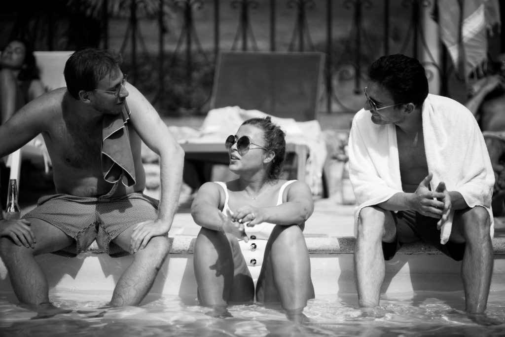 la mariée chill avec ses invités dans la piscine du mont leuze