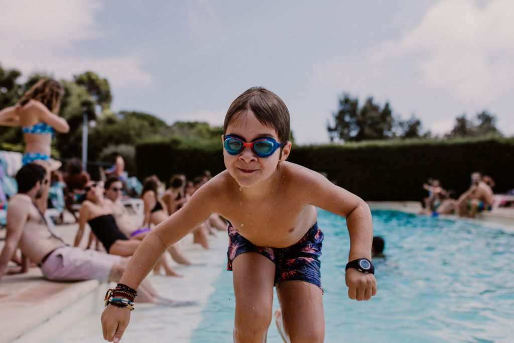 un enfant sort de la piscine du mont leuze