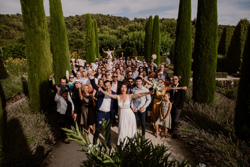 Groupe dans les jardins du château Val Joanis lors d'un mariage