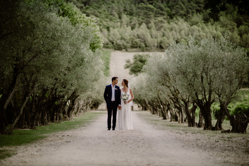 Photo de couple de mariés au château Val Joanis pour un mariage