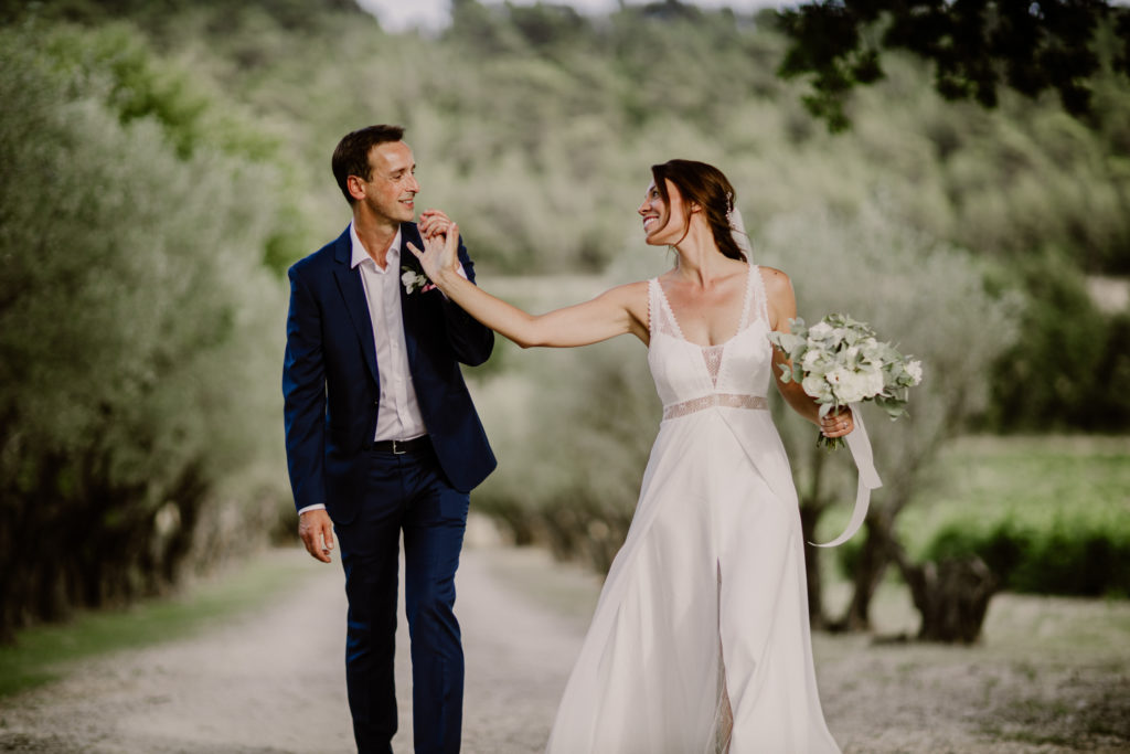 Allée d'oliviers utilisé pour un mariage au château Val Joanis