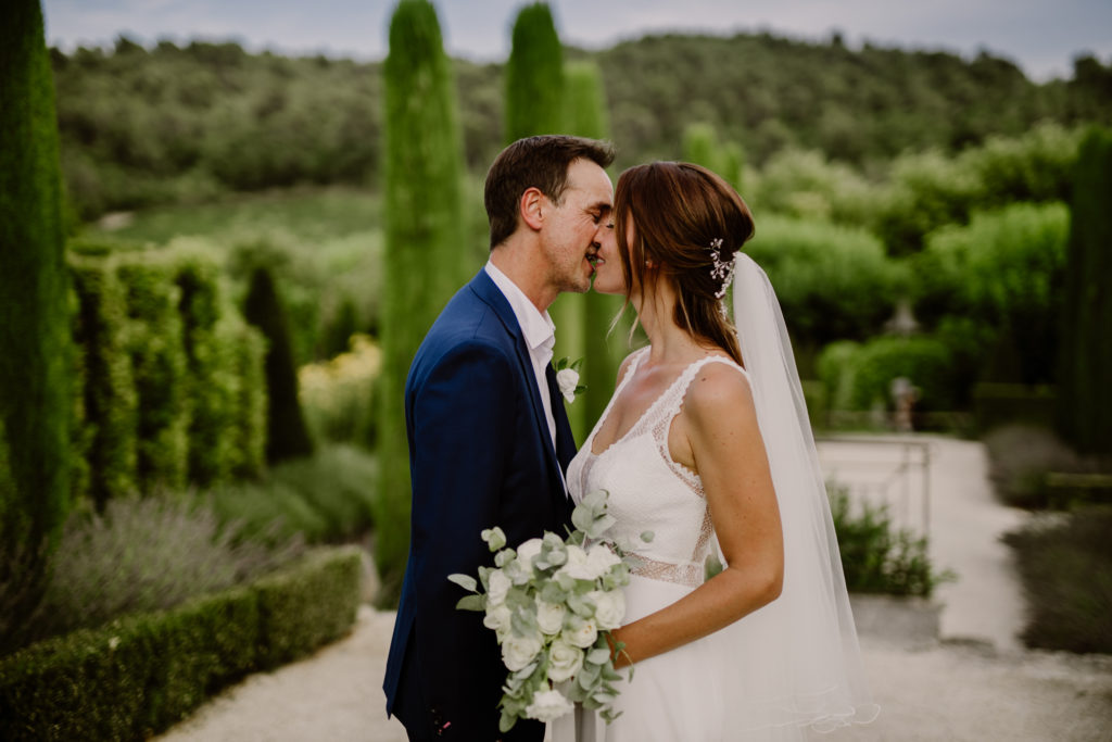 Couple de mariés au château Val Joanis lors d'un mariage