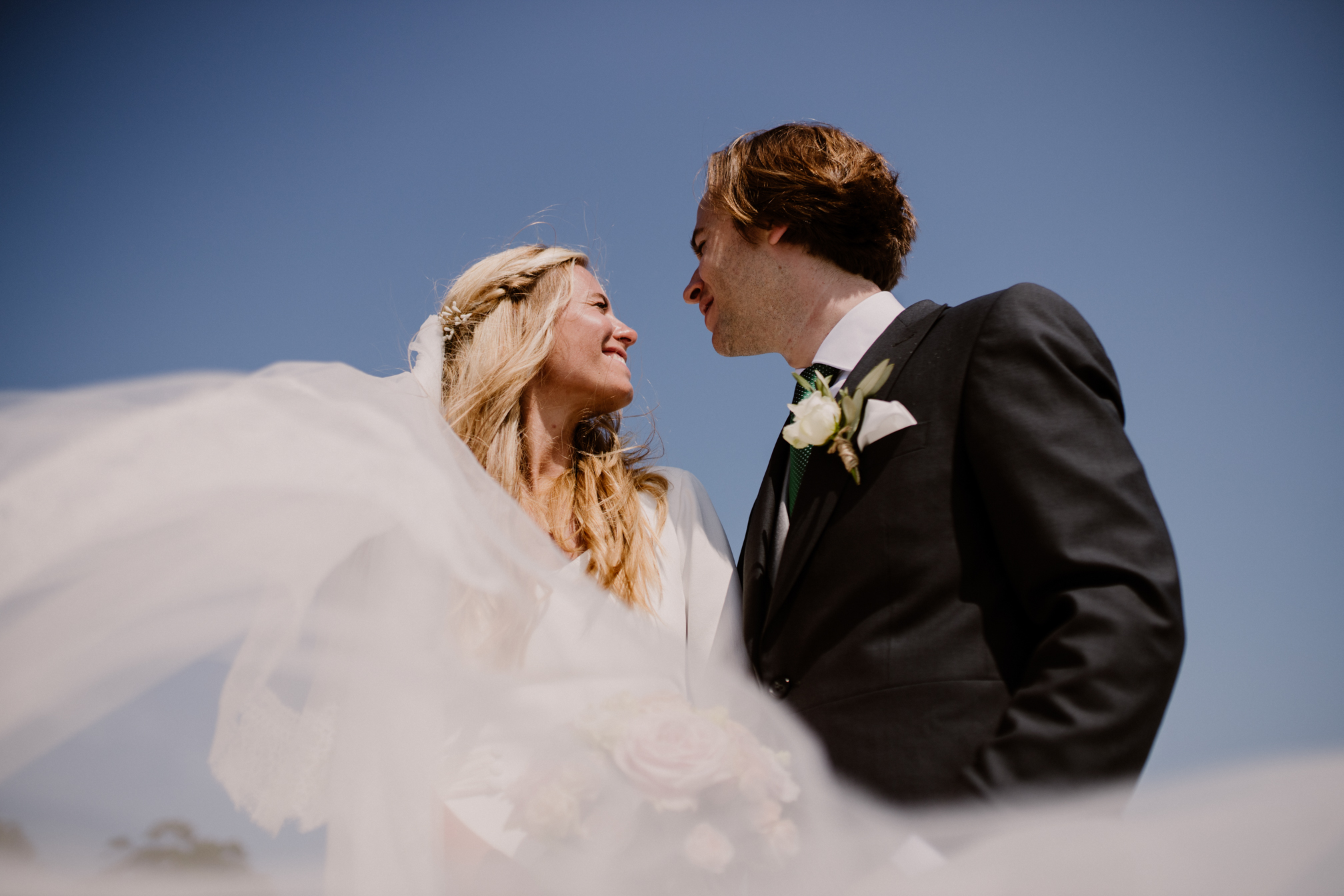 Couple de mariés sur la plage lors d'un mariage au château de Brégançon