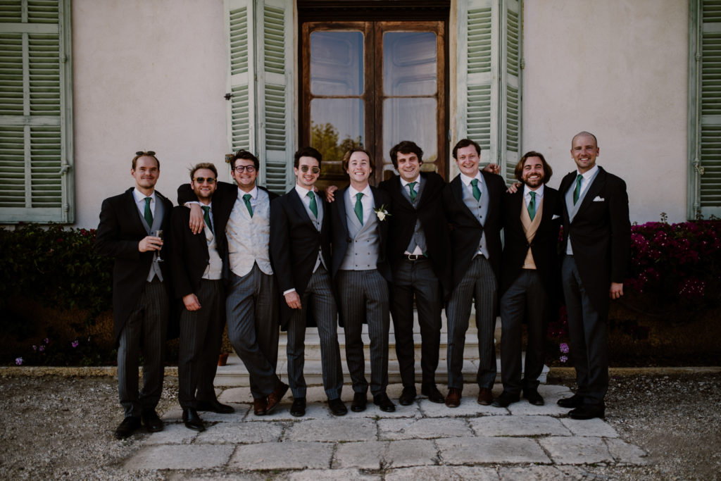 Groupe de témoins lors d'un mariage au château de Brégançon photo par The Birdies photographe en Provence