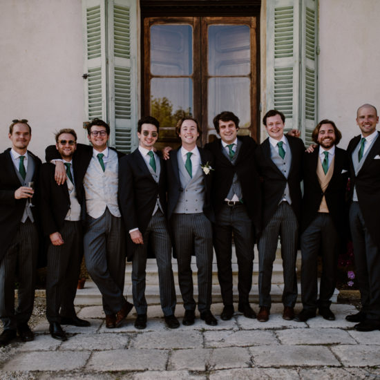 Groupe de témoins lors d'un mariage au château de Brégançon photo par The Birdies photographe en Provence