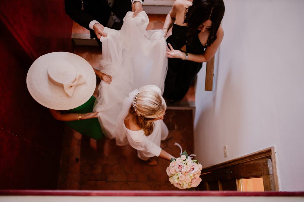 La mariée sort du château de Brégançon pour aller à l'église