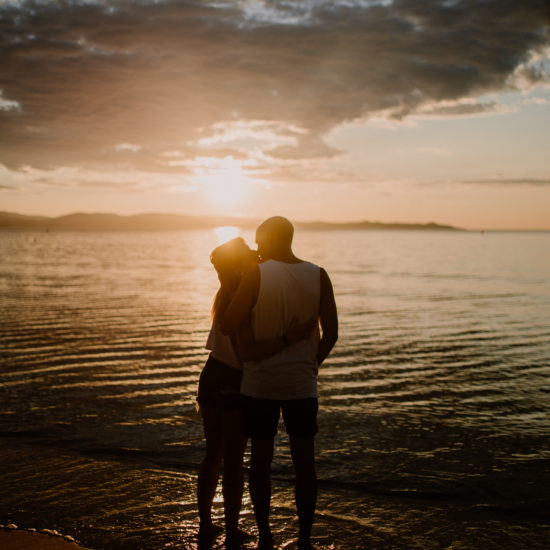 Levée de soleil pour un mariage dans le sud de la France au bord de l'eau