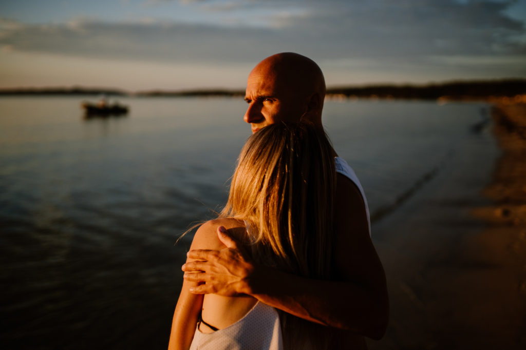 Couple de futurs mariés au bord de l'eau pour une séance couple