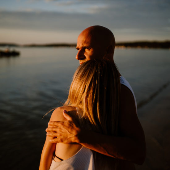 Couple de futurs mariés au bord de l'eau pour une séance couple
