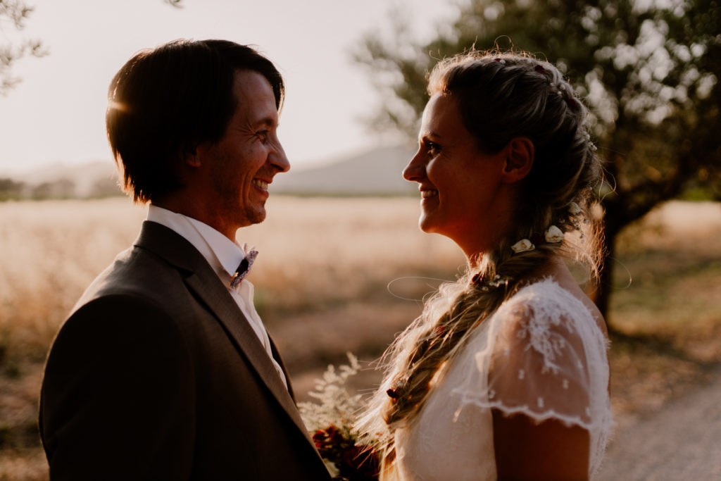 Des mariés se sourient lors de leur mariage au château Deffends