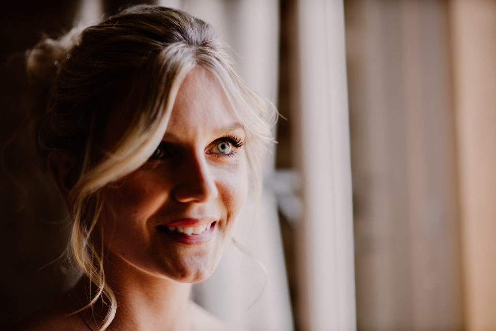 Jeune mariée blonde aux yeux bleus après sa préparation pour son mariage