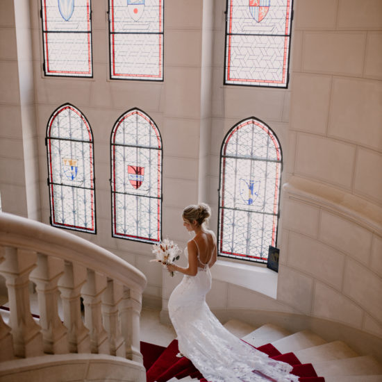 Une mariée descend les marches du château de la Flachère lors d'un mariage