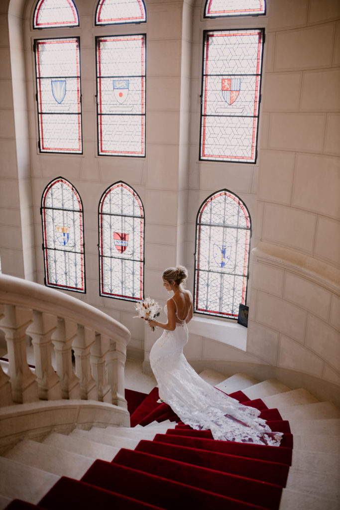 Une mariée descend les marches du château de la Flachère lors d'un mariage