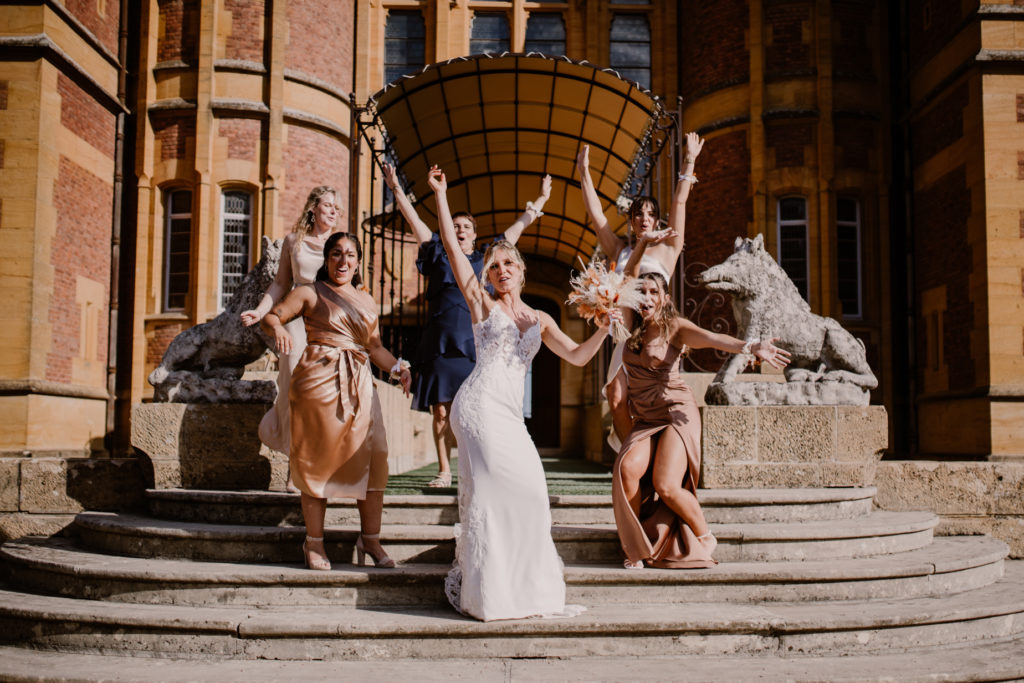 Photo du groupe de la mariée au château de la flachère lors d'un mariage