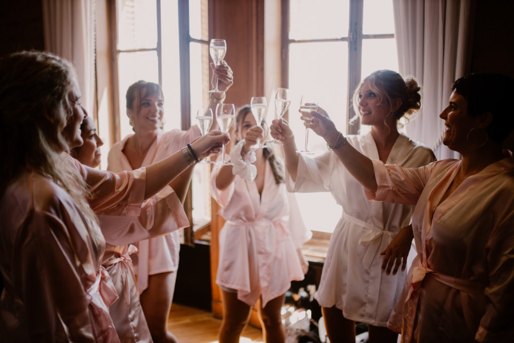 La mariée et ses témoins trinquent avec des coupes de champagne au château de la flachère