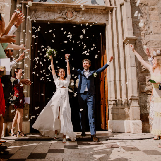 Sortie de la cathédrale Saint Léonce après la messe pour un mariage