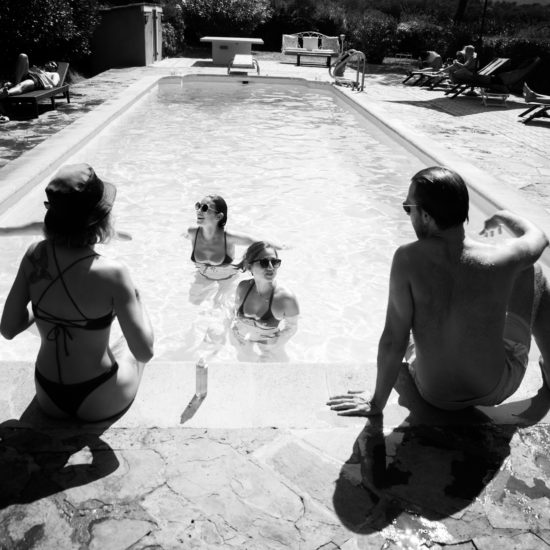 Brunch dans la piscine pour un mariage au château de Vaucouleurs à Fréjus