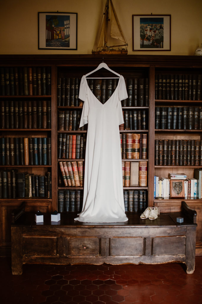 Robe de mariée sur une bibliothèque au château de Vaucouleurs
