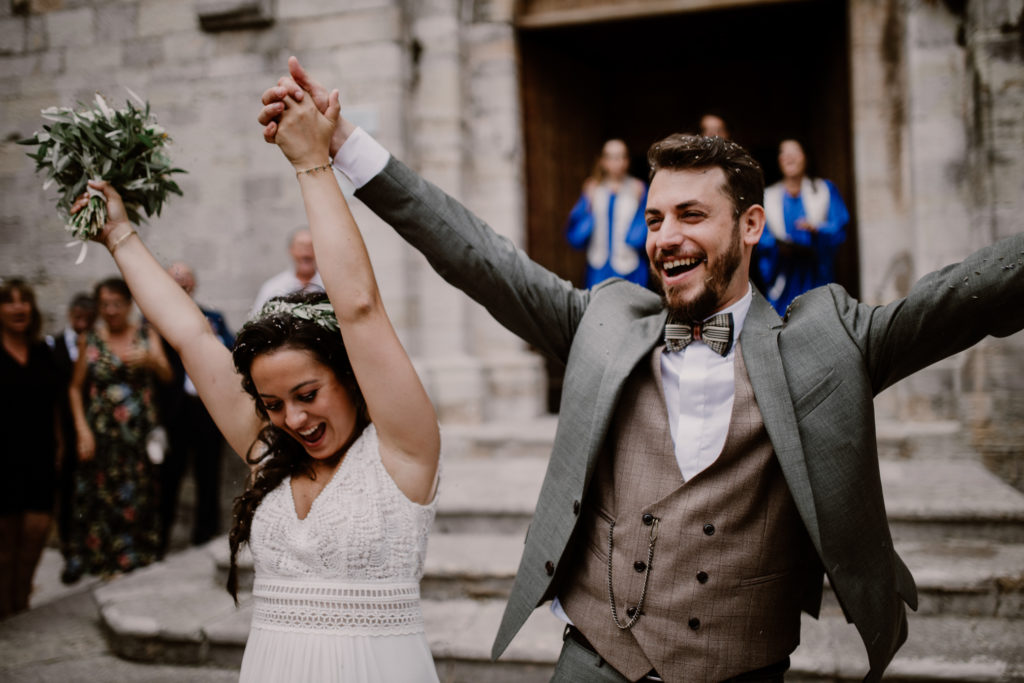 Sortie de l'église Saint-Michel Archange pour un mariage à Solliès-Ville