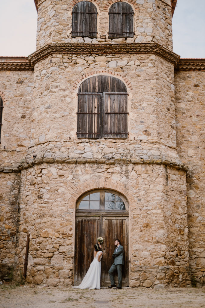 Couple de mariés devant la façade du domaine du Viet à Hyères