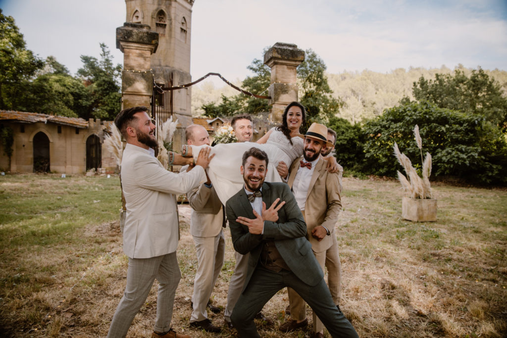 Groupe qui se font prendre en photo lors d'un mariage au domaine du Viet à Hyères