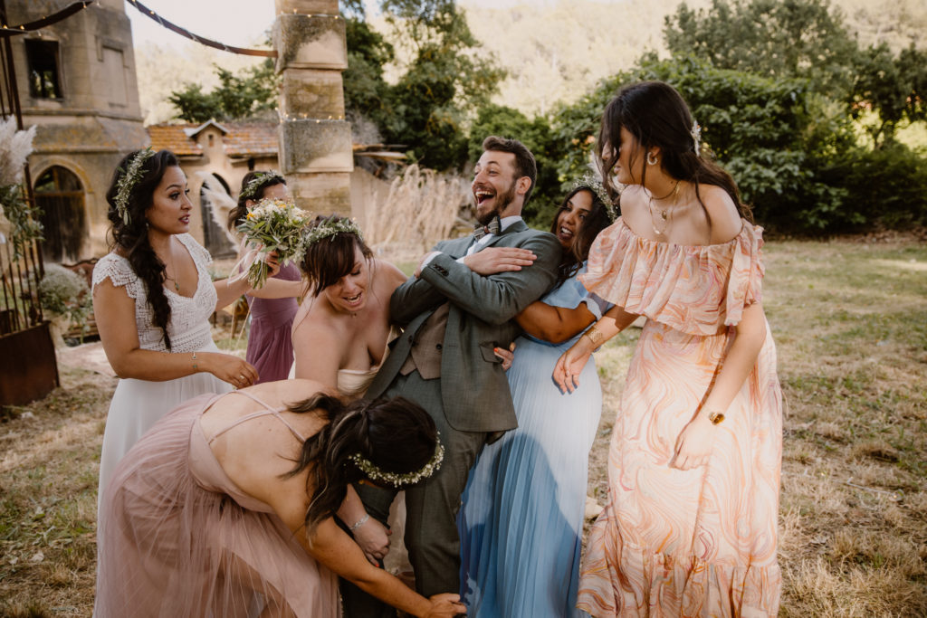 Marié qui rigole lors d'une séance photo pendant un mariage au domaine du Viet à Hyères
