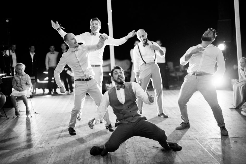 Danse chorégraphié du marié et des témoins lors d'un mariage au domaine du Viet