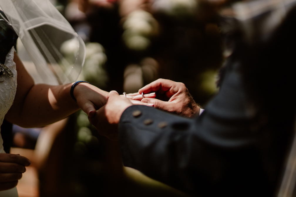Bagues de mariage pendant une cérémonie laïque au Ddomaine de Tourris, au Revest-les-Eaux